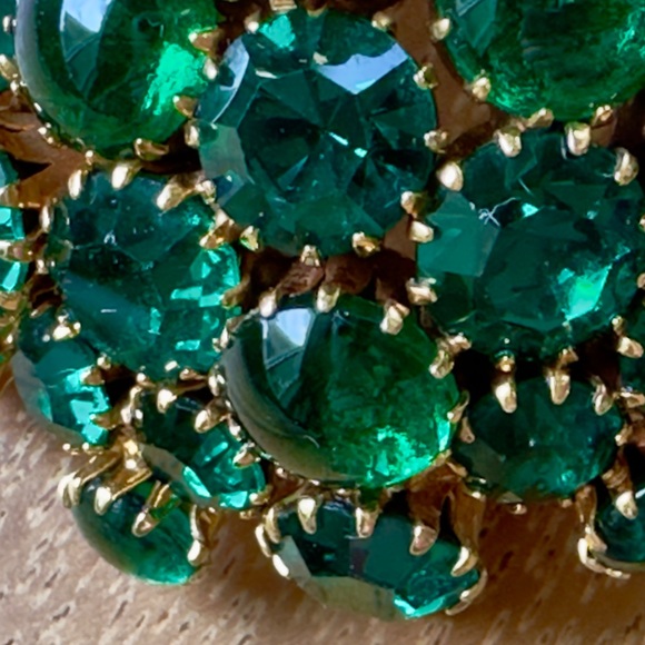 Vintage Holiday  Domed Green Rhinestone Round Brooch Pin💚 - Picture 8 of 8